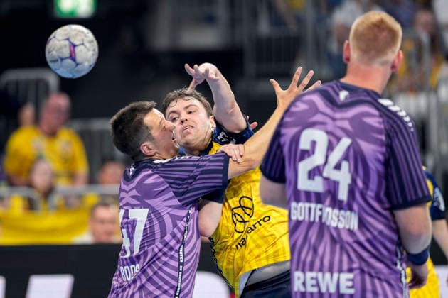 v.li.: Felix Boos (Team Apfel, 47), Pascal Werner (Team Johnny, 64), Jim Gottfridsson (Team Apfel, 24), Das zweite Drittel findet unter dem Motto Gemeinsam Stark und Zusammen Inklusiv statt, mit Special Olympics Athleten, Menschen mit geistiger Behinderung, Inklusion im Special Olympics Baden-Württemberg (SOBW), Zweikampf, Spielszene, Duell, duel, tackle, tackling, Dynamik, Action, Aktion, 19.07.2026, Mannheim (Deutschland), Handball, The Final Roar, Team Johnny - Team Apfel *** From left: Felix Boos (Team Apfel), 47; Pascal Werner (Team Johnny), 64; Jim Gottfridsson (Team Apfel), 24. The second period will be held under the theme Strong Together and Inclusive Together, featuring Special Olympics athletes, people with intellectual disabilities, and inclusion in sports, Special Olympics Baden-Württemberg (SOBW), one-on-one, game action, duel, tackle, tackling, dynamic, action, July 19, 2026, Mannheim, Germany, handball, The Final Roar, Team Johnny vs. Team Apfel xozx