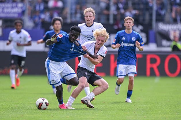 19.07.2026, Fussball, , Saison 2025 2026, Testspiel, FC Erzgebirge Aue - FC Schalke 04, Zaid Tchibara (FC Schalke 04), Hugo Eddi Kaps (FC Erzgebirge Aue) xRHR-FOTO YYx *** July 19, 2026, Soccer, , 2025–2026 season, Friendly match, FC Erzgebirge Aue vs. FC Schalke 04, Zaid Tchibara (FC Schalke 04), Hugo Eddi Kaps (FC Erzgebirge Aue) xRHR PHOTO YYx Copyright: KROEGER RHR-FOTOx RHR-FOTO YY
