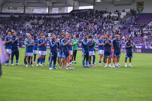 19.07.2026, Fussball, , Saison 2025 2026, Testspiel, FC Erzgebirge Aue - FC Schalke 04, Die Spieler bedanken sich bei den Fans für die Unterstützung. xRHR-FOTO YYx *** July 19, 2026, Soccer, , 2025–2026 Season, Friendly Match, FC Erzgebirge Aue vs. FC Schalke 04, The players thank the fans for their support xRHR PHOTO YYx Copyright: KROEGER RHR-FOTOx RHR-FOTO YY