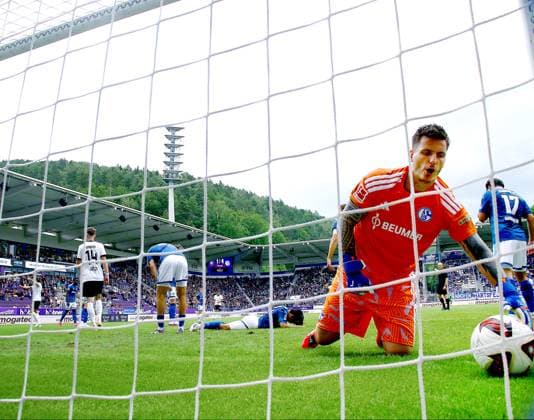Enttäuschung nach dem Gegentreffer zum 2:4 bei Torhüter Kevin Müller (Schalke) Fußball Testspiel FC Erzgebirge Aue - FC Schalke 04 2:4 am 19.7.2026 Erzgebirge Aue - Schalke 04 *** Disappointment after the goal that made the score 2–4, with goalkeeper Kevin Müller; Schalke Soccer Friendly Match: FC Erzgebirge Aue vs. FC Schalke 04, 2–4 on July 19, 2026; Erzgebirge Aue vs. Schalke 04
