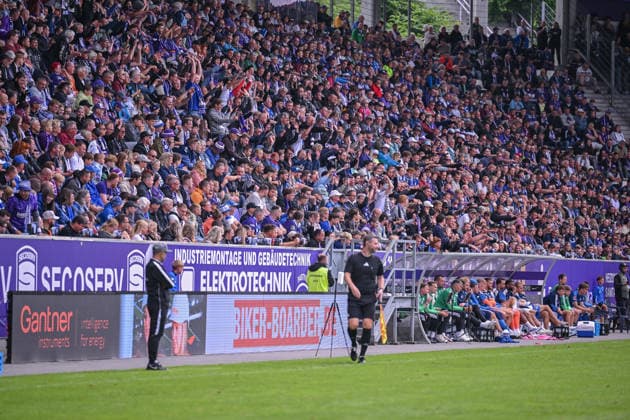 19.07.2026, Fussball, , Saison 2025 2026, Testspiel, FC Erzgebirge Aue - FC Schalke 04, Fans machen La Ola, xRHR-FOTO YYx *** July 19, 2026, Soccer, , 2025–2026 Season, Friendly Match, FC Erzgebirge Aue vs. FC Schalke 04, Fans doing the wave, xRHR PHOTO YYx Copyright: KROEGER RHR-FOTOx RHR-FOTO YY