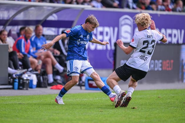 19.07.2026, Fussball, , Saison 2025 2026, Testspiel, FC Erzgebirge Aue - FC Schalke 04, Lucar Vozar (FC Schalke 04), Hugo Eddi Kaps (FC Erzgebirge Aue) xRHR-FOTO YYx *** July 19, 2026, Soccer, , 2025–2026 season, Friendly match, FC Erzgebirge Aue vs. FC Schalke 04, Lucar Vozar (FC Schalke 04), Hugo Eddi Kaps (FC Erzgebirge Aue) xRHR PHOTO YYx Copyright: KROEGER RHR-FOTOx RHR-FOTO YY
