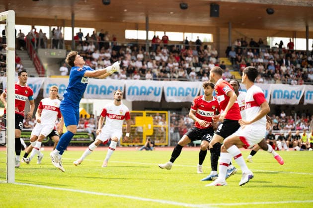 Louis Potye (TSG Balingen, 01, Torhueter) gleich mitten im Geschehen, TSG Balingen vs. VFB Stuttgart, Fussball, Testspiel, Saison 2026 2027, 19.07.2026 Eibner-Pressefoto Andreas Ulmer TSG Balingen vs. VFB Stuttgart, Fussball, Testspiel, Saison 2026 2027, 19.07.2026 Balingen *** Louis Potye, TSG Balingen, No. 01, Goalkeeper right in the thick of the action, TSG Balingen vs. VFB Stuttgart, Soccer, Friendly Match, 2026–2027 Season, July 19, 2026 Eibner Press Photo by Andreas Ulmer TSG Balingen vs. VFB Stuttgart, soccer, friendly match, 2026–2027 season, July 19, 2026 Balingen Copyright: xEibner-Pressefoto AndreasxUlmerx EP_AUR