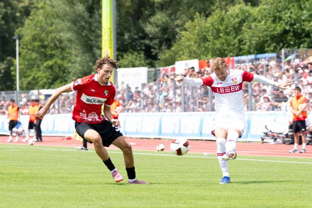Henoch Grauer (TSG Balingen, 30), gegen Maximilian Mittelstaedt (VFB Stuttgart, 07), rechts, TSG Balingen vs. VFB Stuttgart, Fussball, Testspiel, Saison 2026 2027, 19.07.2026 Eibner-Pressefoto Andreas Ulmer TSG Balingen vs. VFB Stuttgart, Fussball, Testspiel, Saison 2026 2027, 19.07.2026 Balingen *** Henoch Grauer (TSG Balingen, 30) vs. Maximilian Mittelstaedt (VFB Stuttgart, 07), right, TSG Balingen vs. VFB Stuttgart, soccer, exhibition match, 2026–2027 season, July 19, 2026 Eibner Press Photo Andreas Ulmer TSG Balingen vs. VFB Stuttgart, soccer, friendly match, 2026–2027 season, July 19, 2026 Balingen Copyright: xEibner-Pressefoto AndreasxUlmerx EP_AUR