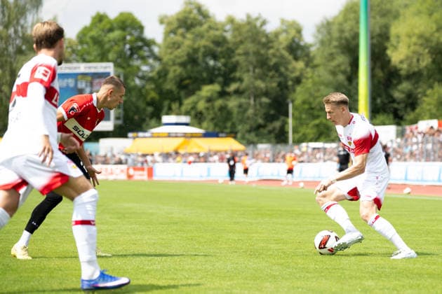 Chris Fuehrich (VFB Stuttgart, 10), mit dem Assist zum 0:1 fuer den VFB, TSG Balingen vs. VFB Stuttgart, Fussball, Testspiel, Saison 2026 2027, 19.07.2026 Eibner-Pressefoto Andreas Ulmer TSG Balingen vs. VFB Stuttgart, Fussball, Testspiel, Saison 2026 2027, 19.07.2026 Balingen *** Chris Fuehrich, VFB Stuttgart, No. 10, with the assist on the 0-1 goal for VFB, TSG Balingen vs. VFB Stuttgart, soccer, friendly match, 2026–2027 season, July 19, 2026, Eibner Press Photo by Andreas Ulmer, TSG Balingen vs. VFB Stuttgart, soccer, friendly match, 2026–2027 season, July 19, 2026, Balingen Copyright: xEibner-Pressefoto AndreasxUlmerx EP_AUR