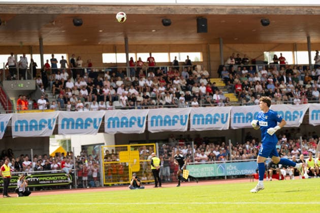 Louis Potye (TSG Balingen, 01, Torhueter) sein Ausflug wird nicht bestraft TSG Balingen vs. VFB Stuttgart, Fussball, Testspiel, Saison 2026 2027, 19.07.2026 Eibner-Pressefoto Andreas Ulmer TSG Balingen vs. VFB Stuttgart, Fussball, Testspiel, Saison 2026 2027, 19.07.2026 Balingen *** Louis Potye, TSG Balingen, No. 01; the goalkeeper’s run off his line goes unpunished. TSG Balingen vs. VFB Stuttgart, soccer, friendly match, 2026–2027 season, July 19, 2026 Eibner Press Photo by Andreas Ulmer TSG Balingen vs. VFB Stuttgart, Soccer, Friendly Match, 2026–2027 Season, July 19, 2026 Balingen Copyright: xEibner-Pressefoto AndreasxUlmerx EP_AUR