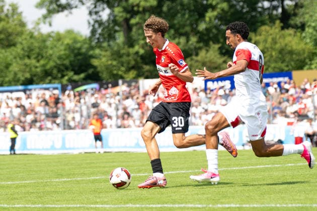 Henoch Grauer (TSG Balingen, 30), links, gegen Tiago Barreiros de Melo Tomas (VFB Stuttgart, 08), TSG Balingen vs. VFB Stuttgart, Fussball, Testspiel, Saison 2026 2027, 19.07.2026 Eibner-Pressefoto Andreas Ulmer TSG Balingen vs. VFB Stuttgart, Fussball, Testspiel, Saison 2026 2027, 19.07.2026 Balingen *** Henoch Grauer (TSG Balingen, No. 30, left) vs. Tiago Barreiros de Melo Tomas (VFB Stuttgart, No. 08), TSG Balingen vs. VFB Stuttgart, soccer, friendly match, 2026–2027 season, July 19, 2026 Eibner Press Photo Andreas Ulmer TSG Balingen vs. VFB Stuttgart, soccer, friendly match, 2026–2027 season, July 19, 2026 Balingen Copyright: xEibner-Pressefoto AndreasxUlmerx EP_AUR