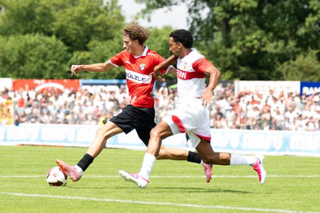 Henoch Grauer (TSG Balingen, 30), links, gegen Tiago Barreiros de Melo Tomas (VFB Stuttgart, 08), TSG Balingen vs. VFB Stuttgart, Fussball, Testspiel, Saison 2026 2027, 19.07.2026 Eibner-Pressefoto Andreas Ulmer TSG Balingen vs. VFB Stuttgart, Fussball, Testspiel, Saison 2026 2027, 19.07.2026 Balingen *** Henoch Grauer (TSG Balingen, No. 30, left) vs. Tiago Barreiros de Melo Tomas (VFB Stuttgart, No. 08), TSG Balingen vs. VFB Stuttgart, soccer, friendly match, 2026–2027 season, July 19, 2026 Eibner Press Photo Andreas Ulmer TSG Balingen vs. VFB Stuttgart, soccer, friendly match, 2026–2027 season, July 19, 2026 Balingen Copyright: xEibner-Pressefoto AndreasxUlmerx EP_AUR
