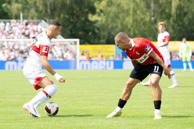 Badredine Bouanani (VFB Stuttgart, 27), links, gegen Jonas Braendle (TSG Balingen, 11), TSG Balingen vs. VFB Stuttgart, Fussball, Testspiel, Saison 2026 2027, 19.07.2026 Eibner-Pressefoto Andreas Ulmer TSG Balingen vs. VFB Stuttgart, Fussball, Testspiel, Saison 2026 2027, 19.07.2026 Balingen *** Badredine Bouanani (VFB Stuttgart), 27, on the left, against Jonas Braendle (TSG Balingen), 11, TSG Balingen vs. VFB Stuttgart, soccer, friendly match, 2026–2027 season, July 19, 2026, Eibner Press Photo by Andreas Ulmer, TSG Balingen vs. VFB Stuttgart, soccer, friendly match, 2026–2027 season, July 19, 2026, Balingen Copyright: xEibner-Pressefoto AndreasxUlmerx EP_AUR