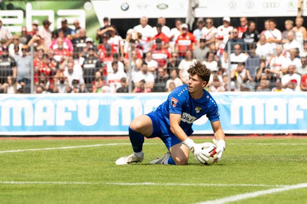 Louis Potye (TSG Balingen, 01, Torhueter) haelt was zu halten ist, TSG Balingen vs. VFB Stuttgart, Fussball, Testspiel, Saison 2026 2027, 19.07.2026 Eibner-Pressefoto Andreas Ulmer TSG Balingen vs. VFB Stuttgart, Fussball, Testspiel, Saison 2026 2027, 19.07.2026 Balingen *** Louis Potye, TSG Balingen, No. 01, goalkeeper makes the saves he needs to make, TSG Balingen vs. VFB Stuttgart, soccer, exhibition match, 2026–2027 season, July 19, 2026 Eibner Press Photo by Andreas Ulmer TSG Balingen vs. VFB Stuttgart, soccer, friendly match, 2026–2027 season, July 19, 2026 Balingen Copyright: xEibner-Pressefoto AndreasxUlmerx EP_AUR