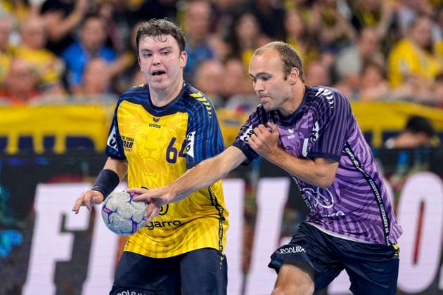 v.li.: Pascal Werner (Team Johnny, 64), Tim Hauser (Team Apfel, 42), Zweikampf, Spielszene, Duell, duel, tackle, tackling, Dynamik, Das zweite Drittel findet unter dem Motto Gemeinsam Stark und Zusammen Inklusiv statt, mit Special Olympics Athleten, Menschen mit geistiger Behinderung, Inklusion im Special Olympics Baden-Württemberg (SOBW), Aktion, Action, Spielszene, 19.07.2026, Mannheim (Deutschland), Handball, The Final Roar, Team Johnny - Team Apfel *** From left: Pascal Werner (Team Johnny), 64; Tim Hauser (Team Apfel), 42; one-on-one, game action, duel, tackle, tackling, dynamism, The second period is taking place under the motto Strong Together and Inclusive Together, featuring Special Olympics athletes, people with intellectual disabilities, inclusion in sports, Special Olympics Baden-Württemberg (SOBW), action, game play, July 19, 2026, Mannheim, Germany, handball, The Final Roar, Team Johnny vs. Team Apfel xozx