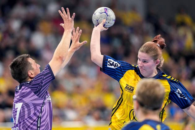 v.li.: Felix Boos (Team Apfel, 47), Vivian Marchioro (Team Johnny, 34), Das zweite Drittel findet unter dem Motto Gemeinsam Stark und Zusammen Inklusiv statt, mit Special Olympics Athleten, Menschen mit geistiger Behinderung, Inklusion im Special Olympics Baden-Württemberg (SOBW), beim Sprungwurf, Wurf, Torwurf, Action, Aktion, Spielszene, 19.07.2026, Mannheim (Deutschland), Handball, The Final Roar, Team Johnny - Team Apfel *** From left: Felix Boos (Team Apfel), 47, Vivian Marchioro (Team Johnny), 34, The second third is taking place under the motto Strong Together and Inclusive Together, featuring Special Olympics athletes, people with intellectual disabilities, inclusion in sports, Special Olympics Baden-Württemberg (SOBW), during jump shots, throws, goal shots, action, gameplay, July 19, 2026, Mannheim, Germany, handball, The Final Roar, Team Johnny vs. Team Apfel xozx