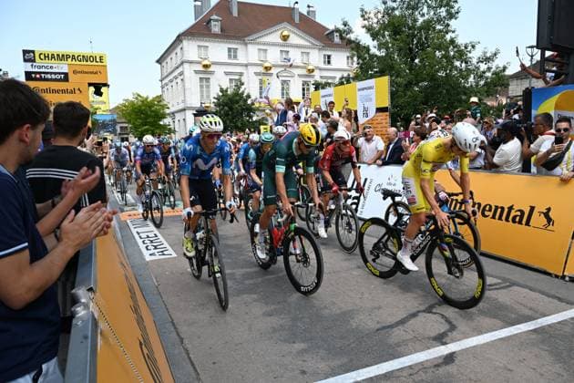 15e étape du tour de France, Champagnole, 19 juillet 2026. PHOTOPQR LE PROGRES Philippe TRIAS - 19 07 2026 - 15e étape du tour de France, Champagnole, 19 juillet 2026. -15e étape du tour de France, Champganole Plateau de Solaison. Le peloton sélance peur la 15e étape du tour. - CYCLING TOUR DE FRANCE STAGE 15 stage 15 of the 2026 Tour de France cycling race, a stage of 184km from Champagnole to Plateau de Solaison, on Sunday 19 July 2026. The 113th edition of the Tour de France starts on Saturday 4 July in Barcelona, Spain, and will finish in Paris, France on the 26th of July. Jura Franche-Comté France  Copyright: xPHOTOPQR LExPROGRES MAXPPPxPhilippexTRIASx 20260719LPL8269 20260719LPL8269