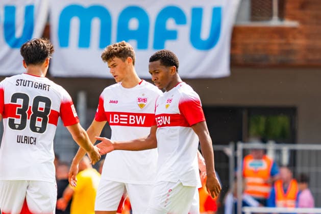 Testspiel: TSG Balingen vs. VfB Stuttgart; 19.07.2026 Balingen, GERMANY - 19. July 2027: Die Mannschaft des VfB um Jarzinho Malanga (VfB Stuttgart, 43) beim Torjubel nach seinem 7:0 Tor während dem Testspiel zwischen der TSG Balingen und dem VfB Stuttgart in der BIZERBA ARENA, Balingen. *** Friendly Match: TSG Balingen vs. VfB Stuttgart, July 19, 2026, Balingen, GERMANY July 19, 2027 The VfB Stuttgart team led by Jarzinho Malanga, 43, celebrating his 7-0 goal during the friendly match between TSG Balingen and VfB Stuttgart at the BIZERBA ARENA in Balingen Copyright: xBEAUTIFULxSPORTS Steinx