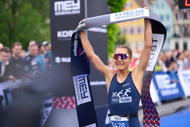 Hannah Graf (Mey Post-SV Tuebingen) laeuft als schnellste Frau ins Ziel. Tuebingen, 19.07.2026 Mey Generalbau Triathlon Tuebingen 19.07.2026 Tuebingen *** Hannah Graf Mey of Post SV Tübingen Crosses the Finish Line as the Fastest Woman Tübingen, July 19, 2026 Mey Generalbau Triathlon Tübingen July 19, 2026 Tübingen Copyright: xEibner-Pressefoto ThomasxDingesx EP_TDS
