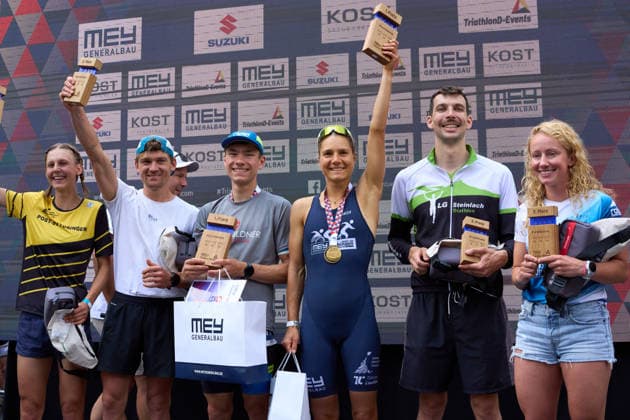 Sport Bilder des Tages Die besten drei Frauen und Maenner der Kurzdistanz (von links): Paula Leupold, Samuel Boettinger, Jurij Mildner, Hannah Graf, Nicolas Mehrer, Patricia Froehlich Tuebingen, 19.07.2026 Mey Generalbau Triathlon Tuebingen 19.07.2026 Tuebingen *** The top three women and men in the short-distance race, from left: Paula Leupold, Samuel Boettinger, Jurij Mildner, Hannah Graf, Nicolas Mehrer, Patricia Froehlich Tübingen, July 19, 2026 Mey Generalbau Triathlon Tübingen July 19, 2026 Tübingen Copyright: xEibner-Pressefoto ThomasxDingesx EP_TDS