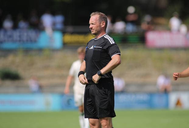 Fussball, Herren, Saison 2026 2027, TSV Aindling - TSV 1860 München, Testspiel, Vorbereitung Schiedsrichter Stefan Treiber muss in der zweiten Halbzeit verletzt aufgeben, ein Schiedsrichter im Publikum wird gesucht *** Soccer, Men s, 2026–2027 Season, TSV Aindling vs. TSV 1860 Munich, Friendly Match, Preseason; Referee Stefan Treiber is forced to leave the game due to injury in the second half; a referee from the crowd is sought