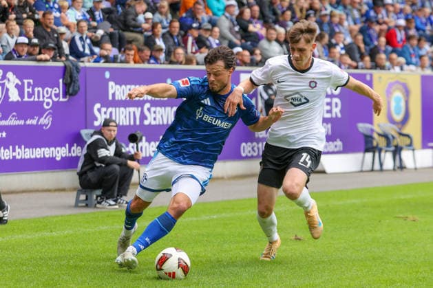 19.07.2026, xtgx, Fussball - Testspiel Erzgebirge Aue - FC Schalke 04 v.l. Adrian Gantenbein (Schalke, 17), Paul Wagner (Aue, 14) Zweikampf, Duell, Kampf, tackle (DFL DFB REGULATIONS PROHIBIT ANY USE OF PHOTOGRAPHS as IMAGE SEQUENCES and or QUASI-VIDEO) Aue *** July 19, 2026, xtgx, Soccer Friendly: Erzgebirge Aue vs. FC Schalke 04, featuring Adrian Gantenbein (Schalke), 17, Paul Wagner (Aue), 14, tackle, duel, battle, DFL and DFB regulations prohibit any use of photographs as image sequences and or quasi-video (Aue)