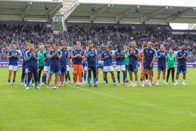 19.07.2026, xtgx, Fussball - Testspiel Erzgebirge Aue - FC Schalke 04 v.l. Schalke bedankt sich bei den Fans (DFL DFB REGULATIONS PROHIBIT ANY USE OF PHOTOGRAPHS as IMAGE SEQUENCES and or QUASI-VIDEO) Aue *** July 19, 2026, xtgx, Soccer Friendly Match: Erzgebirge Aue vs. FC Schalke 04 – Schalke Thanks the Fans. DFL and DFB regulations prohibit any use of photographs as image sequences and or quasi-video. Aue