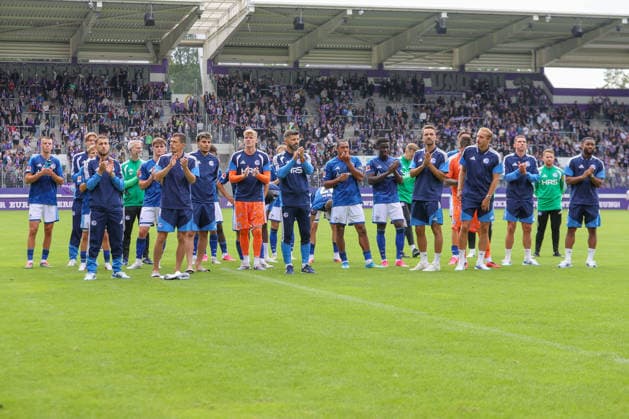 19.07.2026, xtgx, Fussball - Testspiel Erzgebirge Aue - FC Schalke 04 v.l. Schalke bedankt sich bei den Fans (DFL DFB REGULATIONS PROHIBIT ANY USE OF PHOTOGRAPHS as IMAGE SEQUENCES and or QUASI-VIDEO) Aue *** July 19, 2026, xtgx, Soccer Friendly Match: Erzgebirge Aue vs. FC Schalke 04 – Schalke Thanks the Fans. DFL and DFB regulations prohibit any use of photographs as image sequences and or quasi-video. Aue