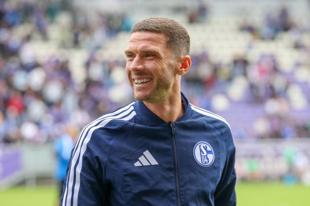 19.07.2026, xtgx, Fussball - Testspiel Erzgebirge Aue - FC Schalke 04 v.l. Robin Gosens (Schalke, 8) (DFL DFB REGULATIONS PROHIBIT ANY USE OF PHOTOGRAPHS as IMAGE SEQUENCES and or QUASI-VIDEO) Aue *** July 19, 2026, xtgx, Soccer Friendly Match Erzgebirge Aue vs. FC Schalke 04 featuring Robin Gosens (Schalke), 8 DFL DFB REGULATIONS PROHIBIT ANY USE OF PHOTOGRAPHS as IMAGE SEQUENCES and or QUASI-VIDEO Aue