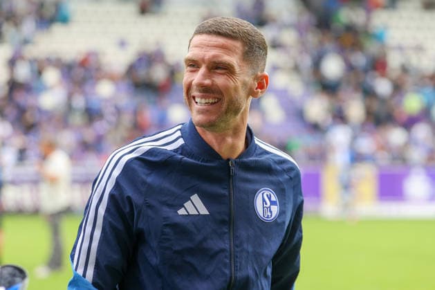 19.07.2026, xtgx, Fussball - Testspiel Erzgebirge Aue - FC Schalke 04 v.l. Robin Gosens (Schalke, 8) (DFL DFB REGULATIONS PROHIBIT ANY USE OF PHOTOGRAPHS as IMAGE SEQUENCES and or QUASI-VIDEO) Aue *** July 19, 2026, xtgx, Soccer Friendly Match Erzgebirge Aue vs. FC Schalke 04 featuring Robin Gosens (Schalke), 8 DFL DFB REGULATIONS PROHIBIT ANY USE OF PHOTOGRAPHS as IMAGE SEQUENCES and or QUASI-VIDEO Aue