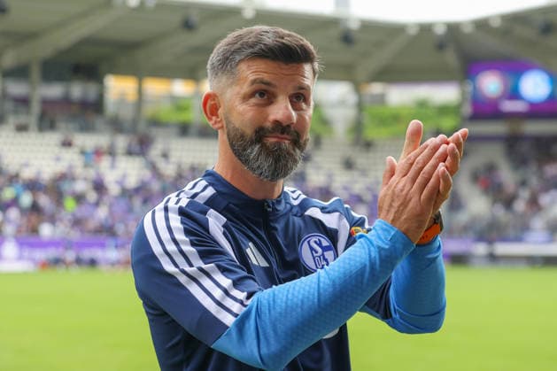 19.07.2026, xtgx, Fussball - Testspiel Erzgebirge Aue - FC Schalke 04 v.l. Miron Muslic (Schalke, Trainer) (DFL DFB REGULATIONS PROHIBIT ANY USE OF PHOTOGRAPHS as IMAGE SEQUENCES and or QUASI-VIDEO) Aue *** July 19, 2026, xtgx, Soccer Friendly Match Erzgebirge Aue vs. FC Schalke 04 featuring Miron Muslic (Schalke), Coach DFL DFB REGULATIONS PROHIBIT ANY USE OF PHOTOGRAPHS as IMAGE SEQUENCES and or QUASI-VIDEO Aue