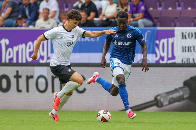19.07.2026, xtgx, Fussball - Testspiel Erzgebirge Aue - FC Schalke 04 v.l. Christoph Pauling (Aue, 19), Christian Gomis (Schalke, 7) Zweikampf, Duell, Kampf, tackle (DFL DFB REGULATIONS PROHIBIT ANY USE OF PHOTOGRAPHS as IMAGE SEQUENCES and or QUASI-VIDEO) Aue *** July 19, 2026, xtgx, Soccer Friendly Match: Erzgebirge Aue vs. FC Schalke 04, by Christoph Pauling, Aue, 19, Christian Gomis, Schalke, 7, tackle, duel, battle, DFL and DFB regulations prohibit any use of photographs as image sequences and or quasi-video, Aue