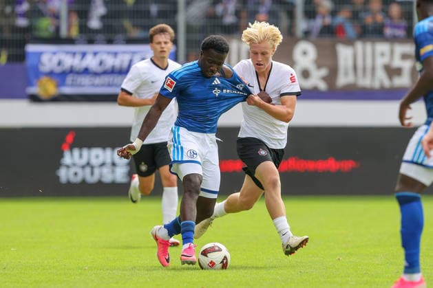 19.07.2026, xtgx, Fussball - Testspiel Erzgebirge Aue - FC Schalke 04 v.l. Christian Gomis (Schalke, 7),Hugo Kaps (Aue, 23) Zweikampf, Duell, Kampf, tackle (DFL DFB REGULATIONS PROHIBIT ANY USE OF PHOTOGRAPHS as IMAGE SEQUENCES and or QUASI-VIDEO) Aue *** July 19, 2026, xtgx, Soccer Friendly Match: Erzgebirge Aue vs. FC Schalke 04 – Christian Gomis (Schalke), 7; Hugo Kaps (Aue), 23 – Tackle, duel, battle, tackle. DFL and DFB regulations prohibit any use of photographs as image sequences and or quasi-video. Aue