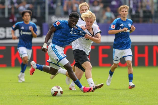 19.07.2026, xtgx, Fussball - Testspiel Erzgebirge Aue - FC Schalke 04 v.l. Christian Gomis (Schalke, 7),Hugo Kaps (Aue, 23) Zweikampf, Duell, Kampf, tackle (DFL DFB REGULATIONS PROHIBIT ANY USE OF PHOTOGRAPHS as IMAGE SEQUENCES and or QUASI-VIDEO) Aue *** July 19, 2026, xtgx, Soccer Friendly Match: Erzgebirge Aue vs. FC Schalke 04 – Christian Gomis (Schalke), 7; Hugo Kaps (Aue), 23 – Tackle, duel, battle, tackle. DFL and DFB regulations prohibit any use of photographs as image sequences and or quasi-video. Aue