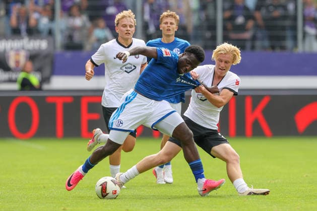 19.07.2026, xtgx, Fussball - Testspiel Erzgebirge Aue - FC Schalke 04 v.l. Christian Gomis (Schalke, 7),Hugo Kaps (Aue, 23) Zweikampf, Duell, Kampf, tackle (DFL DFB REGULATIONS PROHIBIT ANY USE OF PHOTOGRAPHS as IMAGE SEQUENCES and or QUASI-VIDEO) Aue *** July 19, 2026, xtgx, Soccer Friendly Match: Erzgebirge Aue vs. FC Schalke 04 – Christian Gomis (Schalke), 7; Hugo Kaps (Aue), 23 – Tackle, duel, battle, tackle. DFL and DFB regulations prohibit any use of photographs as image sequences and or quasi-video. Aue