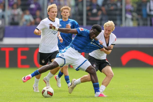 19.07.2026, xtgx, Fussball - Testspiel Erzgebirge Aue - FC Schalke 04 v.l. Christian Gomis (Schalke, 7),Hugo Kaps (Aue, 23) Zweikampf, Duell, Kampf, tackle (DFL DFB REGULATIONS PROHIBIT ANY USE OF PHOTOGRAPHS as IMAGE SEQUENCES and or QUASI-VIDEO) Aue *** July 19, 2026, xtgx, Soccer Friendly Match: Erzgebirge Aue vs. FC Schalke 04 – Christian Gomis (Schalke), 7; Hugo Kaps (Aue), 23 – Tackle, duel, battle, tackle. DFL and DFB regulations prohibit any use of photographs as image sequences and or quasi-video. Aue