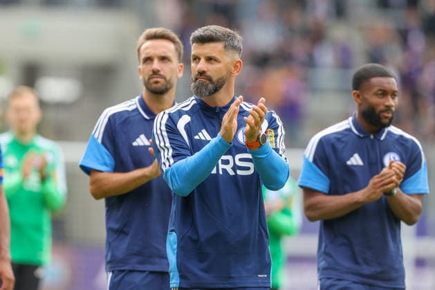 19.07.2026, xtgx, Fussball - Testspiel Erzgebirge Aue - FC Schalke 04 v.l. Miron Muslic (Schalke, Trainer) (DFL DFB REGULATIONS PROHIBIT ANY USE OF PHOTOGRAPHS as IMAGE SEQUENCES and or QUASI-VIDEO) Aue *** July 19, 2026, xtgx, Soccer Friendly Match Erzgebirge Aue vs. FC Schalke 04 featuring Miron Muslic (Schalke), Coach DFL DFB REGULATIONS PROHIBIT ANY USE OF PHOTOGRAPHS as IMAGE SEQUENCES and or QUASI-VIDEO Aue