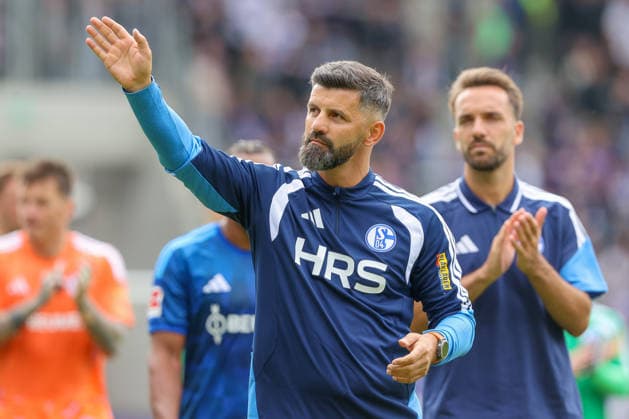 19.07.2026, xtgx, Fussball - Testspiel Erzgebirge Aue - FC Schalke 04 v.l. Miron Muslic (Schalke, Trainer) (DFL DFB REGULATIONS PROHIBIT ANY USE OF PHOTOGRAPHS as IMAGE SEQUENCES and or QUASI-VIDEO) Aue *** July 19, 2026, xtgx, Soccer Friendly Match Erzgebirge Aue vs. FC Schalke 04 featuring Miron Muslic (Schalke), Coach DFL DFB REGULATIONS PROHIBIT ANY USE OF PHOTOGRAPHS as IMAGE SEQUENCES and or QUASI-VIDEO Aue