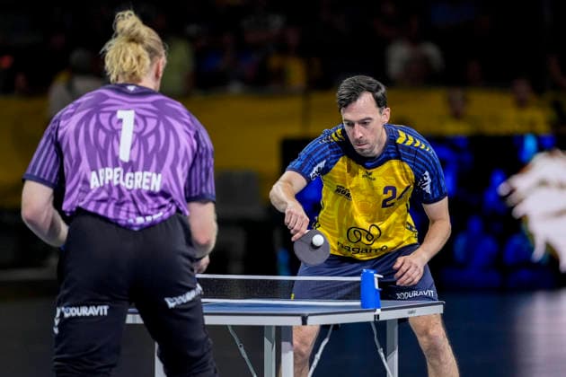 v.li.: Mikael Appelgren (Torwart, Team Apfel, 1) und Patrick Groetzki (Team Johnny, 24) spielen Tischtennis um den Anwurf im dritten Drittel, Aktion, Action, Spielszene, 19.07.2026, Mannheim (Deutschland), Handball, The Final Roar, Team Johnny - Team Apfel *** From left: Mikael Appelgren, goalkeeper, Team Apfel, 1, and Patrick Groetzki, Team Johnny, 24, play table tennis for the opening throw in the third period; action, game scene, July 19, 2026, Mannheim, Germany, handball, The Final Roar, Team Johnny vs. Team Apfel xozx