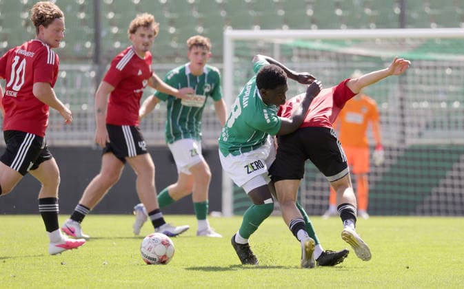 Duell zwischen Luebecks Emmanuel Appiah und Kaltenkirchens Jan Zimmermann Fussball, Herren, Saison 2026 2027, SHFV-Pokal Achtelfinale, VfB Luebeck gegen Kaltenkirchener TS , 4-1 DFL REGULATIONS PROHIBIT ANY USE OF PHOTOGRAPHS AS IMAGE SEQUENCES AND OR QUASI-VIDEO. *** Head-to-head between Lübeck s Emmanuel Appiah and Kaltenkirchen s Jan Zimmermann; Soccer, Men s, 2026–2027 Season, SHFV Cup Round of 16, VfB Lübeck vs. Kaltenkirchener TS, 4–1. DFL regulations prohibit any use of photographs as image sequences and or quasi-video.