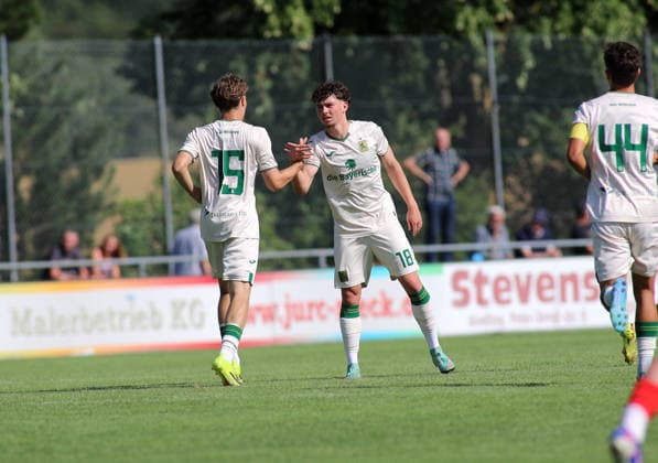 Fussball, Herren, Saison 2026 2027, TSV Aindling - TSV 1860 München, Testspiel, Vorbereitung 1:1 durch Lance Fiedler (TSV 1860 München) Tor, Ausgleich (re.) hier mit Edon Krasniqi (TSV 1860 München) (li.) beim Abklatschen *** Soccer, Men s, 2026–2027 Season, TSV Aindling vs. TSV 1860 Munich, Friendly Match, Preseason 1–1: Lance Fiedler scores for TSV 1860 Munich, tying the game; here on the right is Edon Krasniqi of TSV 1860 Munich (left) high-fiving his teammates