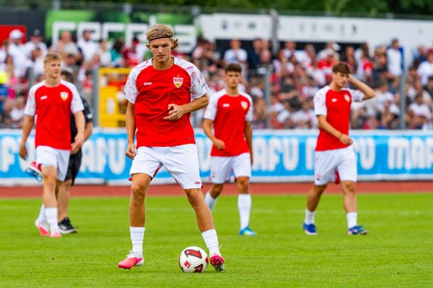 Testspiel: TSG Balingen vs. VfB Stuttgart; 19.07.2026 Balingen, GERMANY - 19. July 2027: Timo van der Leij (VfB Stuttgart, 34) während dem Warmup vor dem Testspiel zwischen der TSG Balingen und dem VfB Stuttgart in der BIZERBA ARENA, Balingen. *** Friendly Match: TSG Balingen vs. VfB Stuttgart, July 19, 2026, Balingen, GERMANY July 19, 2027 Timo van der Leij of VfB Stuttgart, age 34, during the warm-up before the friendly match between TSG Balingen and VfB Stuttgart at the BIZERBA ARENA in Balingen Copyright: xBEAUTIFULxSPORTS Steinx