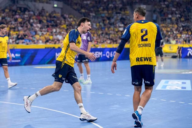 v.li.: Patrick Groetzki (Team Johnny, 24) und Andy Schmid (Team Johnny, 2) jubeln über ein Tor, Jubel, Torjubel, Torerfolg, celebrate the goal, goal, celebration, jubelt ueber das Tor, Freuen, Freude, freut sich, optimistisch, positiv, Spielszene, Highlight, Action, Aktion, spielen Fußball, 19.07.2026, Mannheim (Deutschland), Handball, The Final Roar, Team Johnny - Team Apfel *** From left: Patrick Groetzki (Team Johnny, 24) and Andy Schmid (Team Johnny, 2) celebrate a goal, celebration, goal celebration, scoring a goal, celebrate the goal, goal, celebration, celebrating the goal, joy, happiness, happy, optimistic, positive, game scene, highlight, action, playing soccer, July 19, 2026, Mannheim, Germany, handball, The Final Roar, Team Johnny vs. Team Apfel xozx