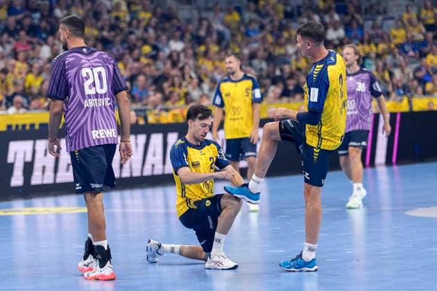 v.li.: Patrick Groetzki (Team Johnny, 24) und Andy Schmid (Team Johnny, 2) jubeln über ein Tor, Jubel, Torjubel, Torerfolg, celebrate the goal, goal, celebration, jubelt ueber das Tor, Freuen, Freude, freut sich, optimistisch, positiv, Spielszene, Highlight, Action, Aktion, spielen Fußball, 19.07.2026, Mannheim (Deutschland), Handball, The Final Roar, Team Johnny - Team Apfel *** From left: Patrick Groetzki (Team Johnny, 24) and Andy Schmid (Team Johnny, 2) celebrate a goal, celebration, goal celebration, scoring a goal, celebrate the goal, goal, celebration, celebrating the goal, joy, happiness, happy, optimistic, positive, game scene, highlight, action, playing soccer, July 19, 2026, Mannheim, Germany, handball, The Final Roar, Team Johnny vs. Team Apfel xozx