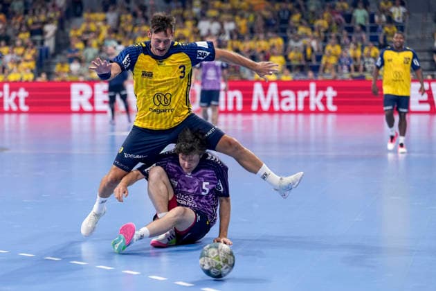 v.li.: Uwe Gensheimer (Team Johnny, 3), Johannes Sellin (Team Apfel, 5), Zweikampf, Spielszene, Duell, duel, tackle, tackling, Dynamik, Action, Aktion, spielen Fußball, 19.07.2026, Mannheim (Deutschland), Handball, The Final Roar, Team Johnny - Team Apfel *** From left: Uwe Gensheimer (Team Johnny), 3, Johannes Sellin (Team Apfel), 5, tackle, game scene, duel, tackle, tackling, dynamism, action, playing soccer, July 19, 2026, Mannheim, Germany, handball, The Final Roar, Team Johnny vs. Team Apfel xozx