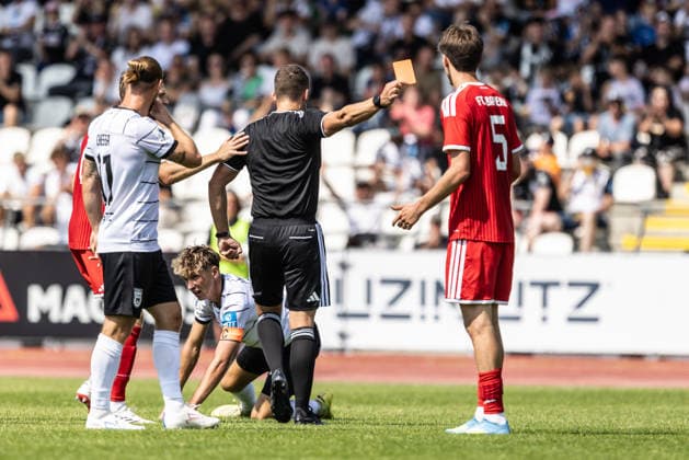 SSV Ulm 1846 Fußball vs FC Bayern München II, Fussball, Freundschaftsspiel, Saisoneröffnung SSV Ulm 1846 Fußball, Donaustadion Ulm 19.07.26 Rote Karte nach Notbremse für Roko Mijatovic ((FC Bayern München II, 5) SSV Ulm 1846 Fußball vs FC Bayern München II, Fussball, Freundschaftsspiel, Saisoneröffnung SSV Ulm 1846 Fußball, Donaustadion Ulm 19.07.26 Foto: Lucca Fundel Ulm Donaustadion Baden-Württemberg Deutschland *** SSV Ulm 1846 Soccer vs. FC Bayern Munich II, Soccer, Friendly Match, SSV Ulm 1846 Soccer Season Opener, Donaustadion, Ulm, July 26, 2019—Red card after a last-ditch tackle on Roko Mijatovic, FC Bayern Munich II, 5—SSV Ulm 1846 Soccer vs. FC Bayern Munich II, Soccer, Friendly Match, SSV Ulm 1846 Soccer season opener, Donaustadion Ulm, July 26, 2019. Photo by Lucca Fundel, Ulm, Donaustadion, Baden-Württemberg, Germany