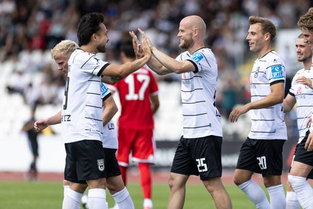 SSV Ulm 1846 Fußball vs FC Bayern München II, Fussball, Freundschaftsspiel, Saisoneröffnung SSV Ulm 1846 Fußball, Donaustadion Ulm 19.07.26 Torjubel Jubel Freude nach Treffer Tor Torschuss zum 1:0 durch Marcel Seegert (SSV Ulm 1846 Fußball, 25). v.l. Achitpol Keereerom (SSV Ulm 1846 Fußball, 29), Marcel Seegert (SSV Ulm 1846 Fußball, 25) SSV Ulm 1846 Fußball vs FC Bayern München II, Fussball, Freundschaftsspiel, Saisoneröffnung SSV Ulm 1846 Fußball, Donaustadion Ulm 19.07.26 Foto: Lucca Fundel Ulm Donaustadion Baden-Württemberg Deutschland *** SSV Ulm 1846 Soccer vs. FC Bayern Munich II, Soccer, Friendly Match, SSV Ulm 1846 Soccer Season Opener, Donaustadion Ulm, July 26, 19, Goal celebration, Cheering, Joy after a goal, Goal, Shot on goal for the 1–0 lead by Marcel Seegert, SSV Ulm 1846 Soccer, 25 (from left) Achitpol Keereerom, SSV Ulm 1846 Soccer, 29, Marcel Seegert, SSV Ulm 1846 Soccer, 25, SSV Ulm 1846 Soccer vs. FC Bayern Munich II, Soccer, Friendly Match, Season Opener for SSV Ulm 1846 Soccer, Donaustadion Ulm, July 26, 2019; Photo by Lucca Fundel; Ulm Donaustadion, Baden-Württemberg, Germany