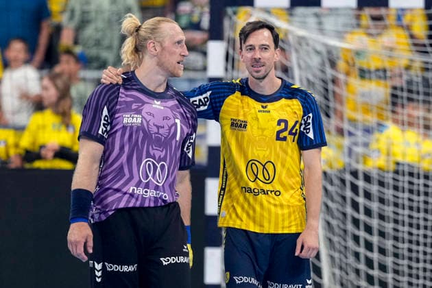 v.li.: Mikael Appelgren (Torwart, Team Apfel, 1) und Patrick Groetzki (Team Johnny, 24), Freude, freuen sich über das 32:32 Unentschieden nach dem Spiel, freut sich, freundlich, fröhlich, glücklich, strahlend, optimistisch, Aktion, Action, 19.07.2026, Mannheim (Deutschland), Handball, The Final Roar, Team Johnny - Team Apfel *** From left: Mikael Appelgren, goalkeeper, Team Apfel, 1, and Patrick Groetzki, Team Johnny, 24; joy, celebrating the 32–32 tie after the game; happy, friendly, cheerful, radiant, optimistic; action, July 19, 2026, Mannheim, Germany, handball, The Final Roar, Team Johnny vs. Team Apfel xozx