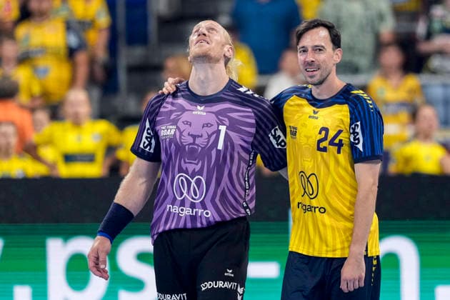 v.li.: Mikael Appelgren (Torwart, Team Apfel, 1) und Patrick Groetzki (Team Johnny, 24), Freude, freuen sich über das 32:32 Unentschieden nach dem Spiel, freut sich, freundlich, fröhlich, glücklich, strahlend, optimistisch, Aktion, Action, 19.07.2026, Mannheim (Deutschland), Handball, The Final Roar, Team Johnny - Team Apfel *** From left: Mikael Appelgren, goalkeeper, Team Apfel, 1, and Patrick Groetzki, Team Johnny, 24; joy, celebrating the 32–32 tie after the game; happy, friendly, cheerful, radiant, optimistic; action, July 19, 2026, Mannheim, Germany, handball, The Final Roar, Team Johnny vs. Team Apfel xozx
