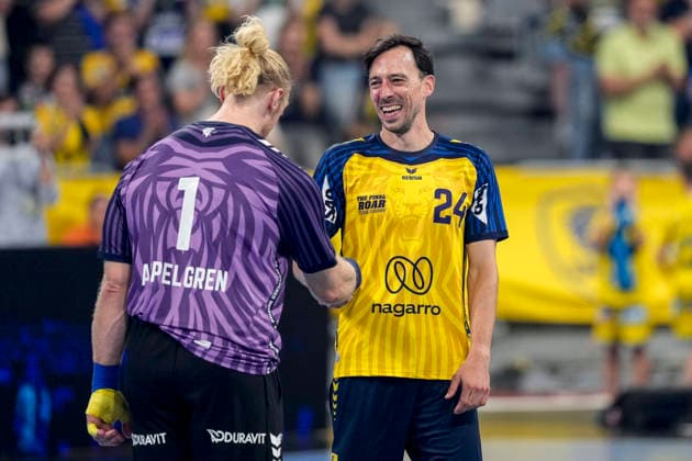 v.li.: Mikael Appelgren (Torwart, Team Apfel, 1) und Patrick Groetzki (Team Johnny, 24), Freude, freuen sich über das 32:32 Unentschieden nach dem Spiel, freut sich, freundlich, fröhlich, glücklich, strahlend, optimistisch, Aktion, Action, 19.07.2026, Mannheim (Deutschland), Handball, The Final Roar, Team Johnny - Team Apfel *** From left: Mikael Appelgren, goalkeeper, Team Apfel, 1, and Patrick Groetzki, Team Johnny, 24; joy, celebrating the 32–32 tie after the game; happy, friendly, cheerful, radiant, optimistic; action, July 19, 2026, Mannheim, Germany, handball, The Final Roar, Team Johnny vs. Team Apfel xozx