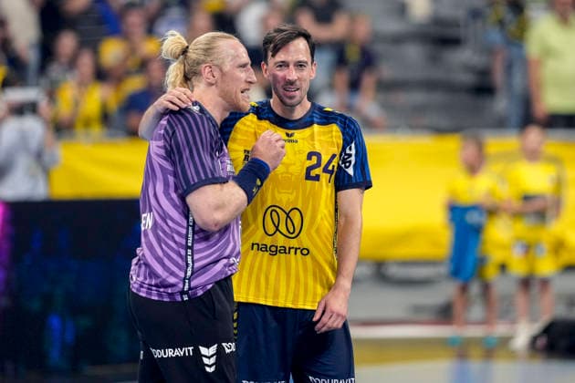 v.li.: Mikael Appelgren (Torwart, Team Apfel, 1) und Patrick Groetzki (Team Johnny, 24), Freude, freuen sich über das 32:32 Unentschieden nach dem Spiel, freut sich, freundlich, fröhlich, glücklich, strahlend, optimistisch, Aktion, Action, 19.07.2026, Mannheim (Deutschland), Handball, The Final Roar, Team Johnny - Team Apfel *** From left: Mikael Appelgren, goalkeeper, Team Apfel, 1, and Patrick Groetzki, Team Johnny, 24; joy, celebrating the 32–32 tie after the game; happy, friendly, cheerful, radiant, optimistic; action, July 19, 2026, Mannheim, Germany, handball, The Final Roar, Team Johnny vs. Team Apfel xozx