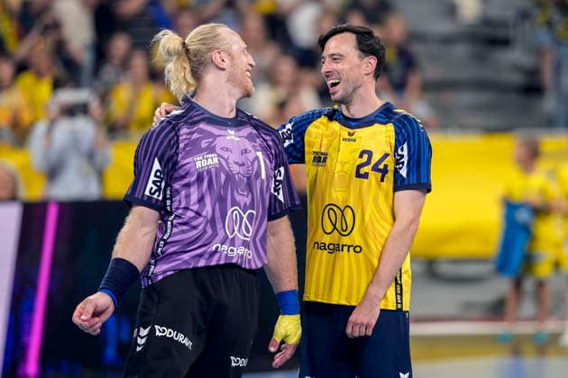 v.li.: Mikael Appelgren (Torwart, Team Apfel, 1) und Patrick Groetzki (Team Johnny, 24), Freude, freuen sich über das 32:32 Unentschieden nach dem Spiel, freut sich, freundlich, fröhlich, glücklich, strahlend, optimistisch, Aktion, Action, 19.07.2026, Mannheim (Deutschland), Handball, The Final Roar, Team Johnny - Team Apfel *** From left: Mikael Appelgren, goalkeeper, Team Apfel, 1, and Patrick Groetzki, Team Johnny, 24; joy, celebrating the 32–32 tie after the game; happy, friendly, cheerful, radiant, optimistic; action, July 19, 2026, Mannheim, Germany, handball, The Final Roar, Team Johnny vs. Team Apfel xozx