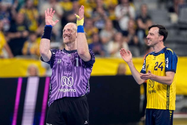 v.li.: Mikael Appelgren (Torwart, Team Apfel, 1) und Patrick Groetzki (Team Johnny, 24), Freude, freuen sich über das 32:32 Unentschieden nach dem Spiel, freut sich, freundlich, fröhlich, glücklich, strahlend, optimistisch, Aktion, Action, 19.07.2026, Mannheim (Deutschland), Handball, The Final Roar, Team Johnny - Team Apfel *** From left: Mikael Appelgren, goalkeeper, Team Apfel, 1, and Patrick Groetzki, Team Johnny, 24; joy, celebrating the 32–32 tie after the game; happy, friendly, cheerful, radiant, optimistic; action, July 19, 2026, Mannheim, Germany, handball, The Final Roar, Team Johnny vs. Team Apfel xozx