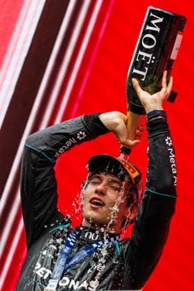 Andrea Kimi Antonelli (Mercedes AMG Petronas F1 Team, 12) bejubelt seinen Sieg und schuettet sich Champagner ueber den Kopf, Grosser Preis von Belgien, Motorsport, Formel 1, Saison 2026, 19.07.2026 Grosser Preis von Belgien, Motorsport, Formel 1, Saison 2026, 19.07.2026 Spa Franchorchamps *** Andrea Kimi Antonelli of the Mercedes AMG Petronas F1 Team, No. 12, celebrates his victory and pours champagne over his head, Belgian Grand Prix, Motorsports, Formula 1, 2026 Season, July 19, 2026 Belgian Grand Prix, Motorsports, Formula 1, 2026 Season, July 19, 2026 Spa-Francorchamps Copyright: xEibner-Pressefoto AlexanderxNeisx EP_ANS